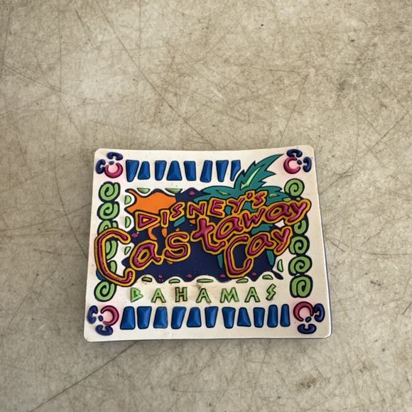 DISNEY PIN - CASTAWAY CAY Bahamas Painted Scene Cruise Line Magnet - Picture 4 of 5